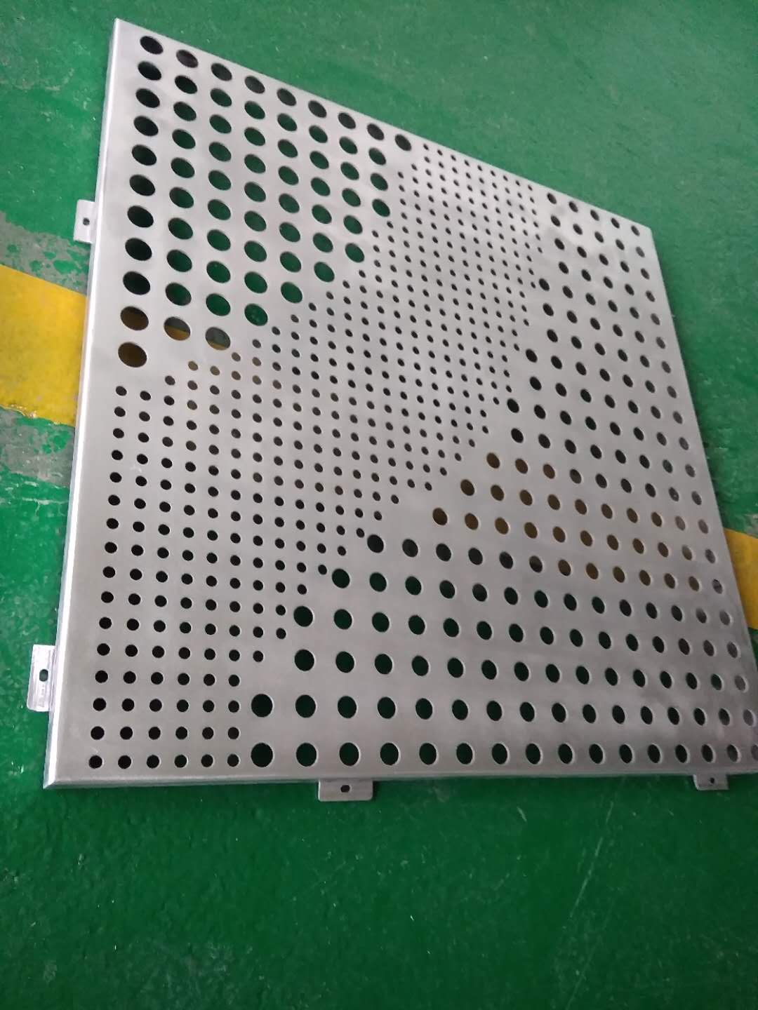 不规则大小孔径冲孔铝单板