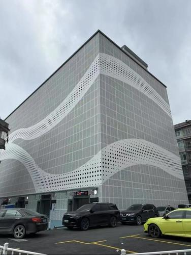 冲孔铝单板幕墙好不好用？昕晖建材告诉你它的真实优缺点