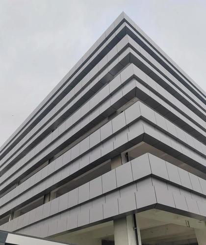 氟碳铝单板厂家怎么选?昕晖建材教你避开采购陷阱